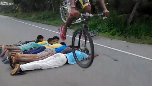 Biểu diễn xe đạp bất thành, bị cày mặt xuống đường