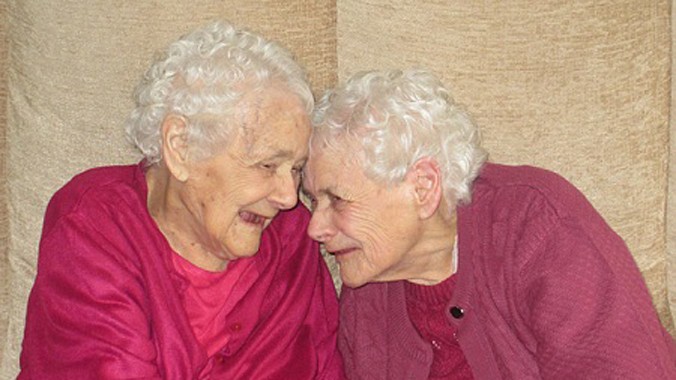 Cặp sinh đôi lớn tuổi nhất nước Anh đón sinh nhật thứ 103