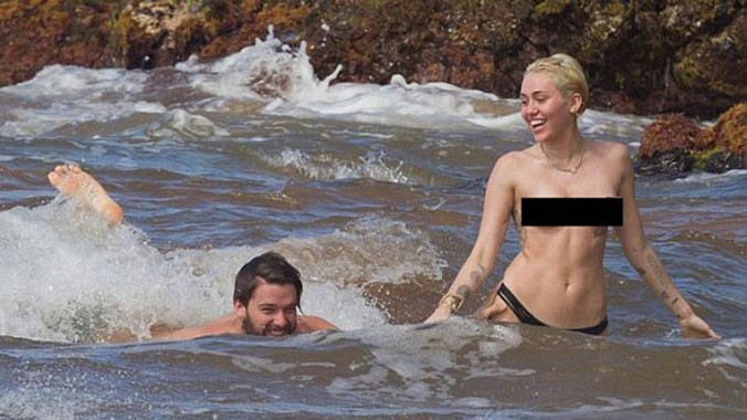 Miley Cyrus bán nude giữa bãi biển mà không hề ngại ngần paparazzi ở khắp nơi. Nữ ca sĩ Mỹ thoải mái vui đùa cùng chàng người tình Patrick Schwarzenegger.