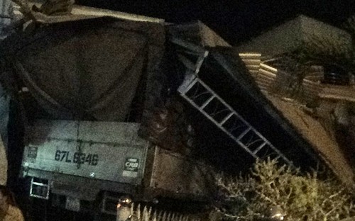 Bảy căn nhà liền kề bị san phẳng khi chiếc xe tải lao vào. Ảnh: Lộc Hà.
