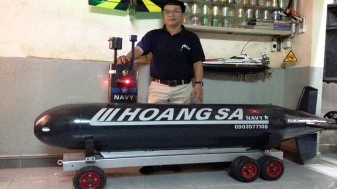 Ông Lê Ngà (50 tuổi, trú phường Tây Lộc, TP Huế, Thừa Thiên - Huế) đã bỏ ra 2 năm để nghiên cứu chế tạo một chiếc tàu lặn mô hình.