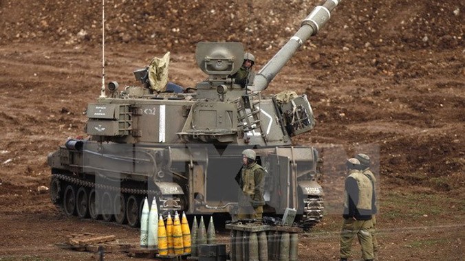 Pháo binh của quân đội Israel triển khai gần biên giới với Syria trên Cao nguyên Golan ngày 27/1. Ảnh: AFP/TTXVN.