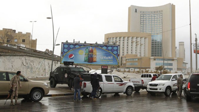 Lực lượng an ninh bao vây khách sạn 5 sao Corinthia ở thủ đô Tripoli sau vụ xả súng. Ảnh: Reuters.