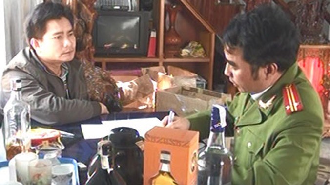 Đối tượng Nguyễn Thái Hào khai nhận hành vi sản xuất rượu giả với cơ quan Công an.