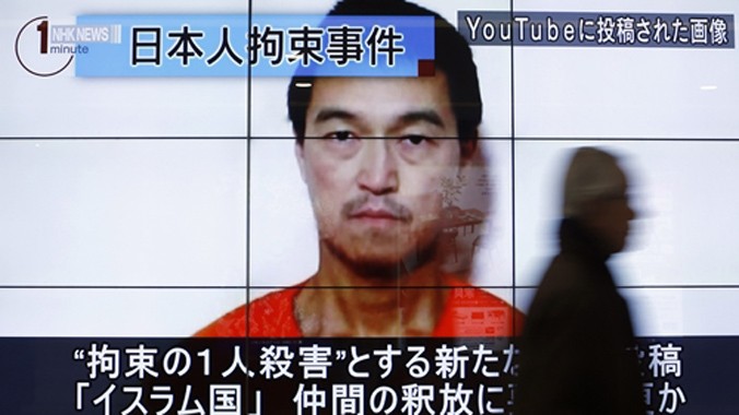Hình ảnh Kenji Goto, một trong hai con tin Nhật Bản bị Nhà nước Hồi giáo bắt cóc, xuất hiện trong một chương trình tin tức chiếu trên màn hình ở thủ đô Tokyo, Nhật Bản. Ảnh: Reuters.