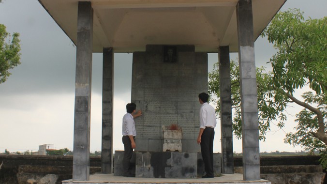 Bia tưởng niệm đồng chí Lê Hữu Lập tại xã Xuân Lộc, huyện Hậu Lộc, Thanh Hóa. Ảnh: Hoàng Lam.