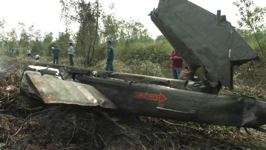 Phần đuôi chiếc trực thăng UH-1 gặp nạn hôm 28/1 tại TP HCM. Ảnh: Dân Trí