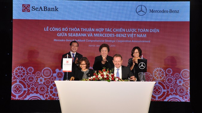 Bà Lê Thu Thủy - PCTTT SeABank và ông Michael Bahrens ký thỏa thuận hợp tác chiến lược.