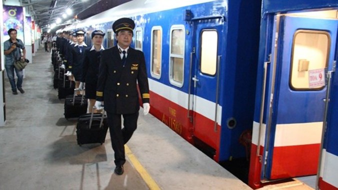 Đoàn tiếp viên Phương Nam lên tàu làm nhiệm vụ phục vụ hành khách.
