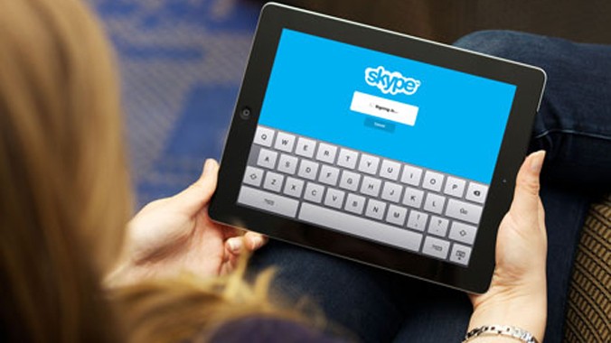 Cô bé sử dụng iPad do nhà trường trang bị và ứng dụng Skype để liên lạc với tên “yêu râu xanh”.