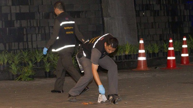 Cảnh sát Thái Lan điều tra hiện trường vụ nổ ở phía trước trung tâm mua sắm Siam Paragon. Ảnh: smh.com.au.