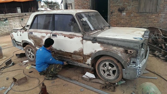 Hình ảnh mẫu xe Lada đang trong quá trình phục chế theo phong cách xe Rolls-Royce tại Bắc Giang. Ảnh: Nguyễn Hoàng Anh.