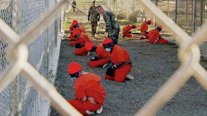 Tù nhân bên trong nhà tù Guantanamo.