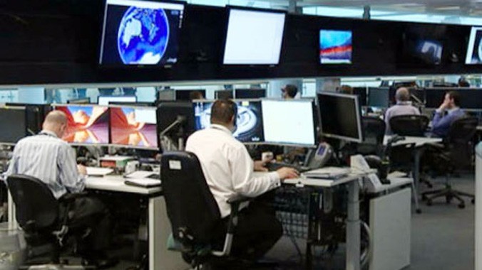 Một góc làm việc trong GCHQ, nơi đang thu thập thư điện tử của phóng viên Đài BBC, các báo Guardian, Le Monde, NBC, New York Times, The Sun, Washington Post và của hãng tin Reuters.