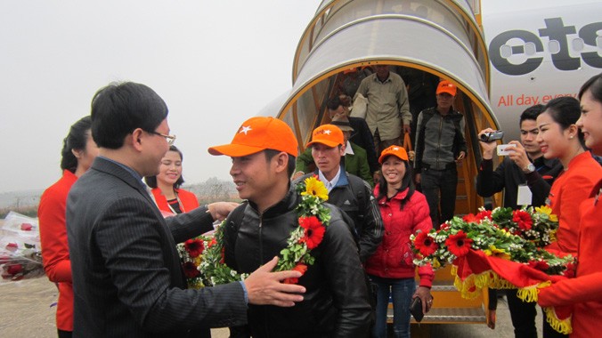 Du khách chuyến đầu tiên của tuyến Thanh Hóa- Buôn Ma Thuột đã có mặt tại sân bay Thọ Xuân. Ảnh: Phạm Nhài.