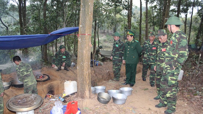 Thiếu tướng Trần Hữu Phúc, Giám đốc HVBP kiểm tra công tác hậu cần phục vụ diễn tập. Ảnh: Quốc Huy.