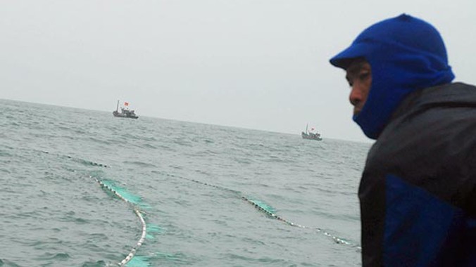 Cùng với việc chia các thúng ra các mũi thả câu, các ngư dân đồng thời thả lưới để đánh bắt các loại hải sản gần bờ. Ảnh: Hà Minh.