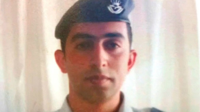 Phi công quân đội Jordan Muath al-Kasaesbeh rơi vào tay IS từ tháng 12/2014 khi máy bay anh này lái bị rơi trong chiến dịch đánh bom do liên quân thực hiện. Ảnh: Telegraph.