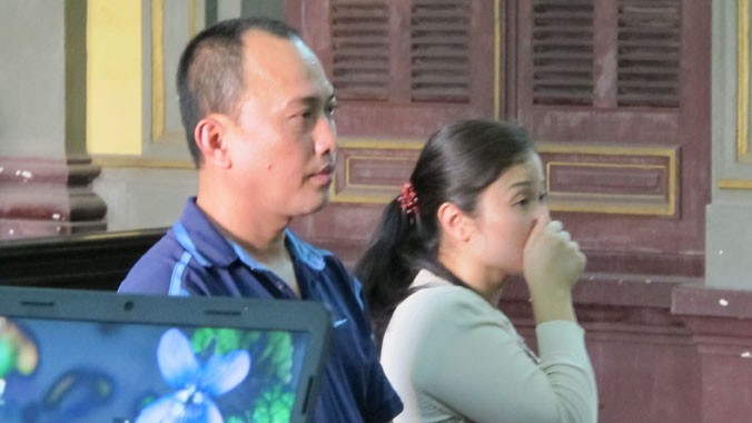 Phan Thị Yến (trái) tại phiên tòa.