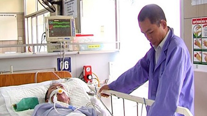 Một nạn nhân bị ngộ độc rượu đang điều trị tại Trung tâm chống độc Bệnh viện Bạch Mai, Hà Nội.