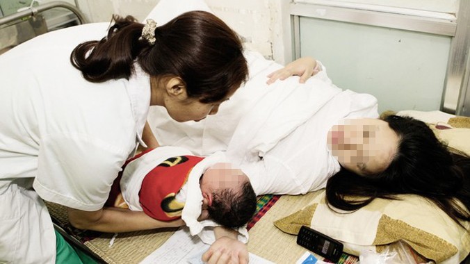 Chăm sóc trẻ sơ sinh tại Bệnh viện Phụ sản Trung ương.  Ảnh: Chí Cường.