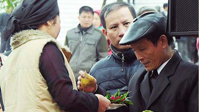Hội Lim năm 2014, du khách được liền anh liền chị "mời trầu" với giá 10 nghìn đồng một miếng.Ảnh: Quỳnh Trang.