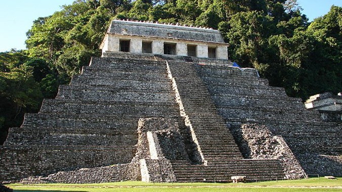 Trong thành phố cổ Palenque của vương quốc Maya ở miền Nam Mexico, có một kim tự tháp đồ sộ được gọi là đền Tưởng Niệm. 