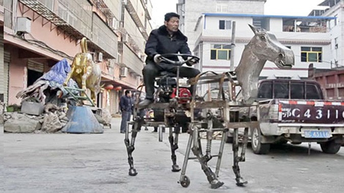 Ông Tô Đào Thành đang cưỡi "ngựa sắt" dạo chơi trên đường phố.