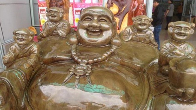 Bức tượng Phật Di Lặc có chiều cao 1,3m và đường kính 1,3m, trọng lượng nặng khoảng 1,5 tấn.