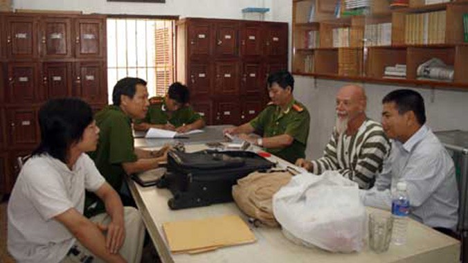 Cơ quan chức năng Việt Mam làm các thủ tục ra trại cho Gary.