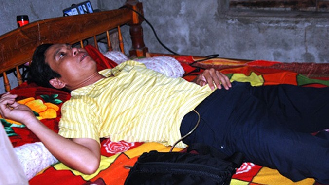Vì sức khỏe yếu, lại lo máy sạc nhanh hỏng nên hàng ngày anh Biên phải nằm trên giường cắm điện để truyền vào người.