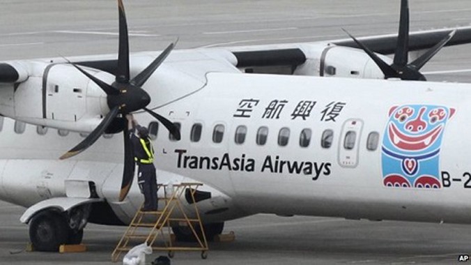 Một máy bay ATR-72 của hãng TransAsia Airways được bảo dưỡng tại sân bay. Ảnh: AP.