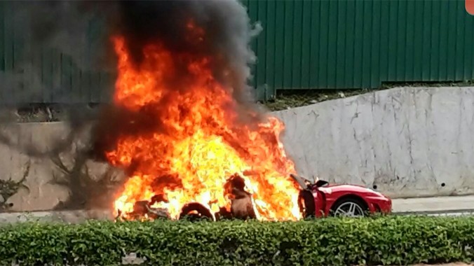 Siêu xe Ferrari F430 cháy trơ khung ở Malaysia