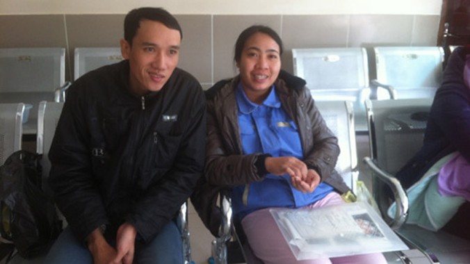 Vợ chồng anh Mạc Văn Dũng và chị Nguyễn Thị Thắm trong lần đi thăm khám tại Bệnh viện Phụ sản Hà Nội.