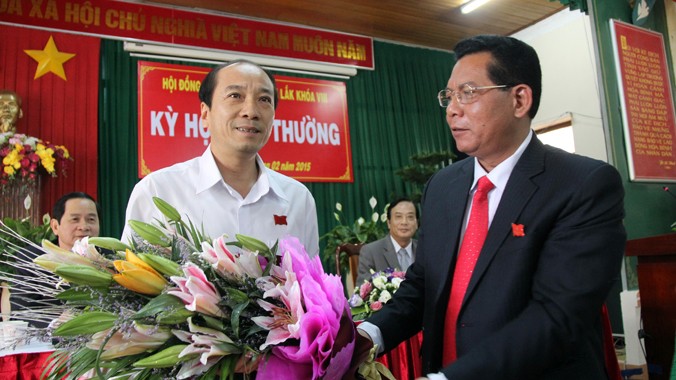 Bí thư Tỉnh ủy Đắk Lắk Niê Thuật (phải) tặng hoa tân Chủ tịch UBND tỉnh.