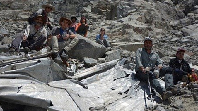 Các thành viên trong nhóm leo núi người Chile trong bức ảnh chụp ngày 26/1, bên cạnh xác chiếc máy bay Douglas DC-3 mất tích cách đây 54 năm. Ảnh chụp màn hình trang The Guardian.