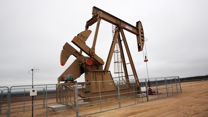 Giá dầu WTI năm nay được dự báo xuống dưới 40 USD một thùng. Ảnh: AFP.