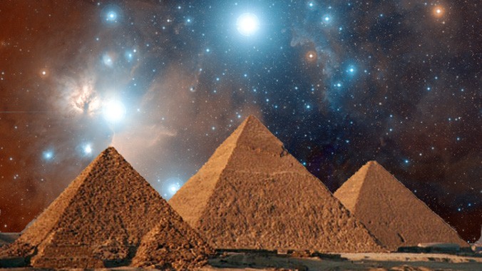 Ba kim tự tháp Menkaure nằm thẳng hàng với ba ngôi sao tạo nên chòm sao Thắt lưng của Orion.