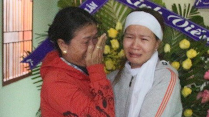 Chị Ánh Nguyệt, vợ anh Mậu khóc ròng khi có người đến viếng.