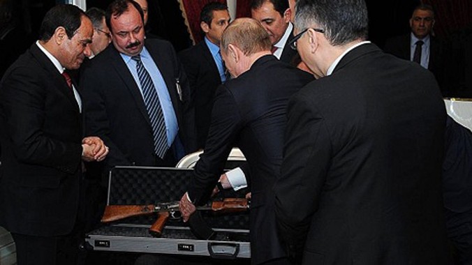 Tổng thống Putin tặng người đồng cấp Ai Cập một khẩu súng AK. Ảnh: ABC News.