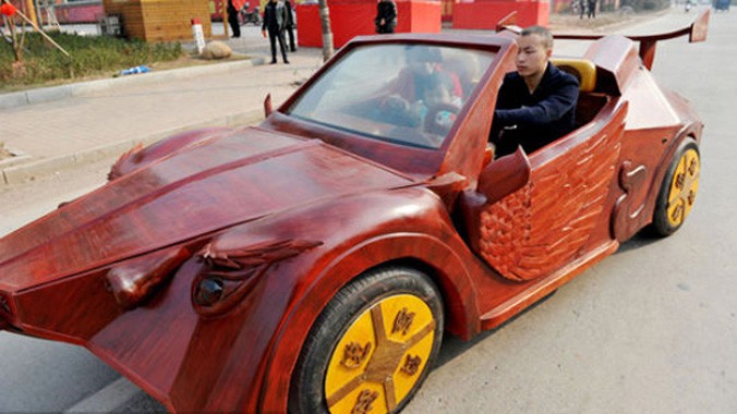 Anh Yu Jietao, 26 tuổi, làm nghề khắc gỗ ở quận Guangfeng, thành phố Thượng Nhiêu, tỉnh Giang Tây. Để dành tặng cho vợ con một món quà đặc biệt vào dịp Tết sắp đến, Yu lên kế hoạch chế tạo ra một chiếc xe hơi dáng thể thao bằng gỗ. 