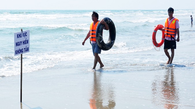 Các thành viên Đội cứu hộ Ban quản lý khu du lịch Mỹ Khê tuần tra dọc bãi biển tìm kiếm học sinh chết đuối. Ảnh: VnExpress.
