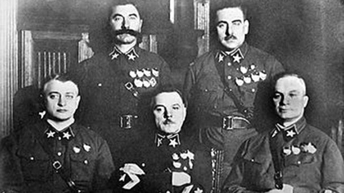 5 vị Nguyên soái đầu tiên của Hồng quân. Budionny đứng ngoài cùng bên trái ảnh.