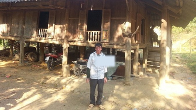 Ông Toán đang sống cùng gia đình người cháu gái tại bản Oi Nọi, xã Tiền Phong.