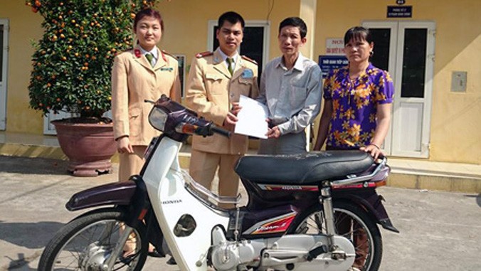 Các chiến sỹ Đội CSGT số 5 bàn giao chiếc xe cho bác Thuận và người thân.