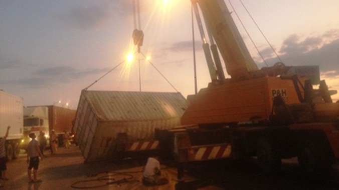 Hiện trường thùng container bị rơi giữa XLHN chiều tối 27/2.
