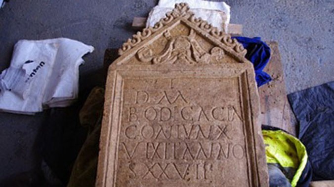 Tấm bia mộ La Mã hiếm gặp được chạm khắc những dòng chữ vô cùng công phu.