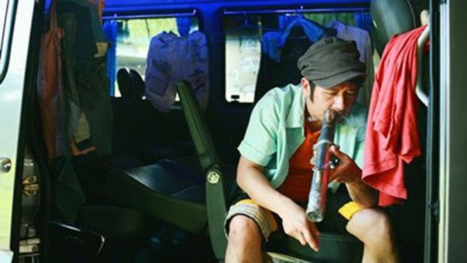 Sở thích hút thuốc lào của Bằng Kiều được tái hiện trong phim.