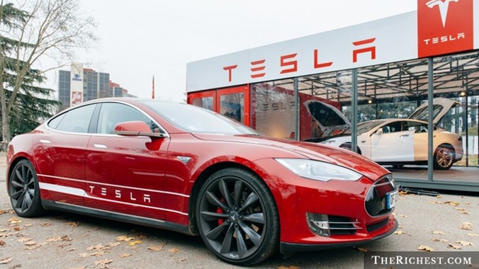Vị trí số 1 của hãng xe điện nước Mỹ Tesla trong danh sách cho thấy trào lưu xe điện đang bùng nổ rõ rệt. Mẫu sedan cao cấp Model S - sản phẩm chiến lược của Tesla nhận được tỷ lệ tìm kiếm vô cùng lớn trên Google.