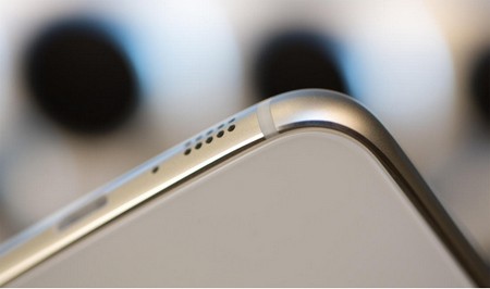 S6 cũng có viền kim loại bo tròn khá giống iPhone 6 và 6 Plus.